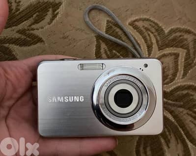 Samsung digital camera with card, charger and cable