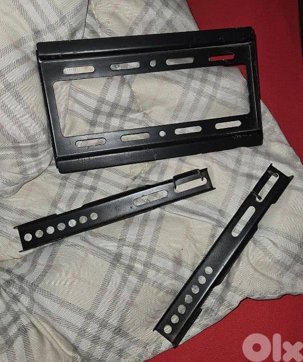 tv 32" in a good condition + iptv mediastar receiver + wall hanger. 3