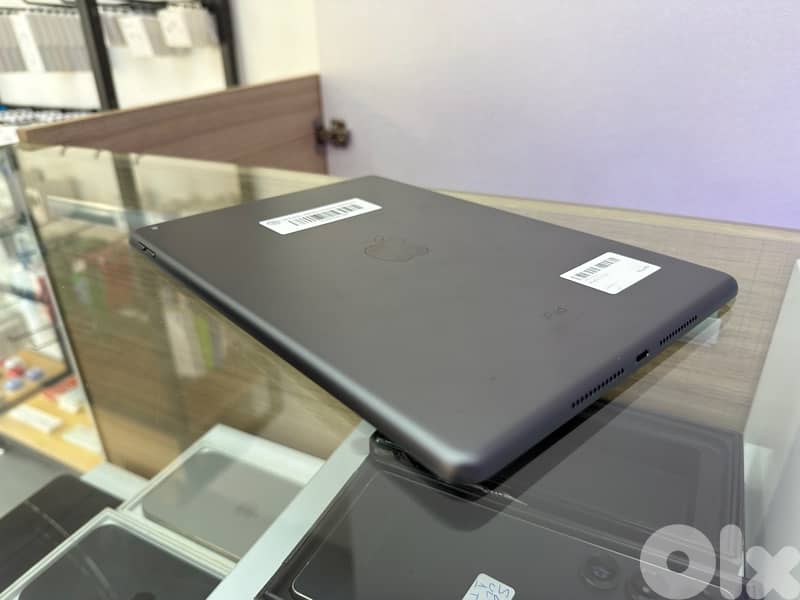 Apple iPad (8th-gen) 32Gb Like New:  - Mint Condition 3