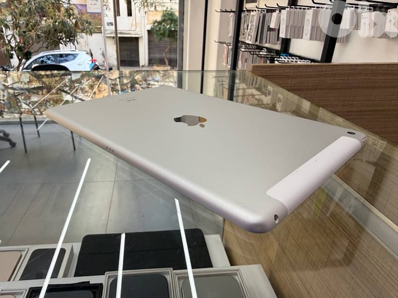 Apple iPad (7th-Gen) 128Gb Like New: - Mint Condition 2