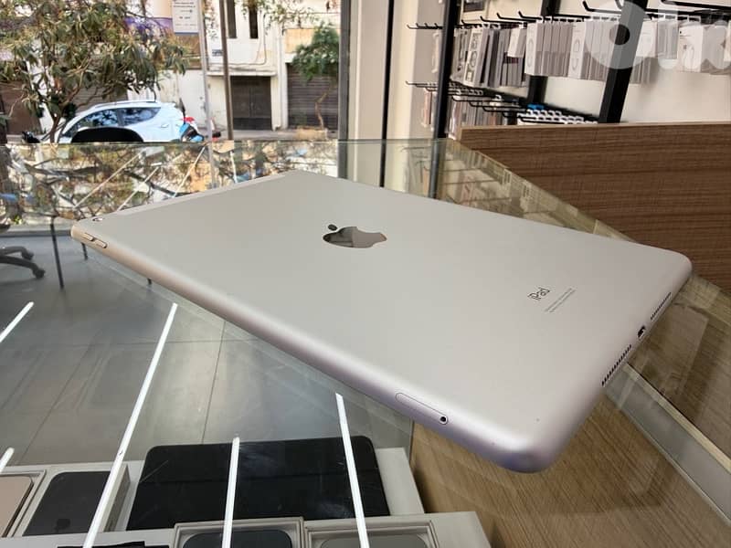 Apple iPad (7th-Gen) 128Gb Like New: - Mint Condition 3