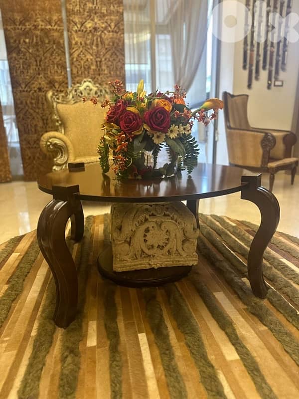 طاولة صالون خشب مع قاعدة حجرية وفازة ورد 0