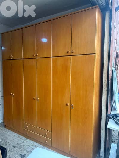 خزانة ست درف طابقين شبه جديدة