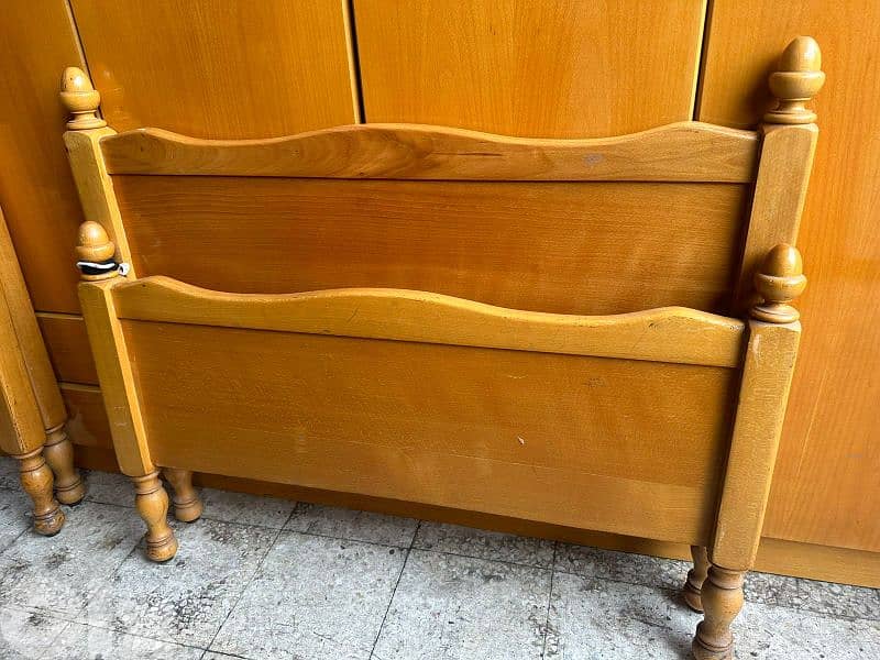 تختين مفرد خشب زان سويدي شبه جديد مع فرشات 1