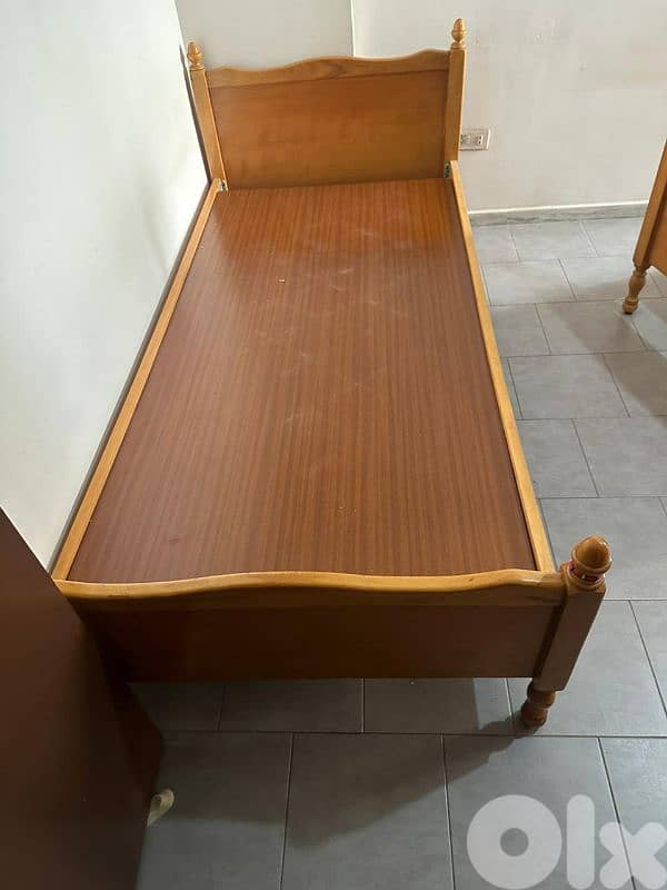 تختين مفرد خشب زان سويدي شبه جديد مع فرشات 2