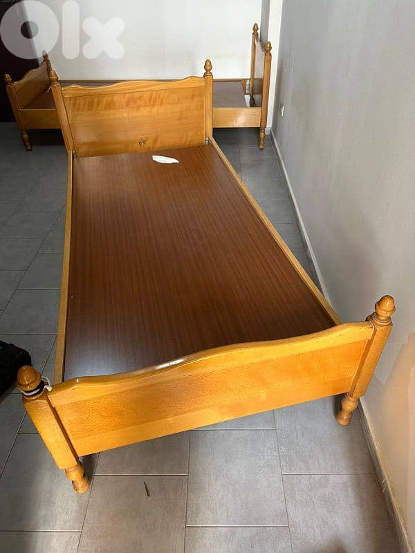 تختين مفرد خشب زان سويدي شبه جديد مع فرشات اتنين وشفنيرة 2