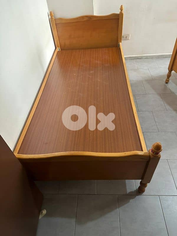 تختين مفرد خشب زان سويدي شبه جديد مع فرشات اتنين وشفنيرة 3