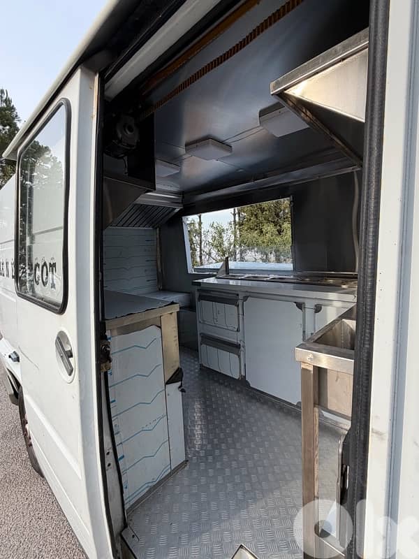 Fully Equipped Food Truck for Sale – Brand New Condition 6