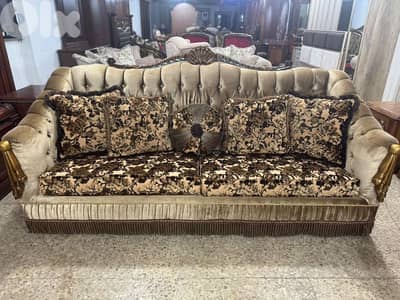 طقم كنبايات حفر خشب زان ملكي خمس قطع وطاولة