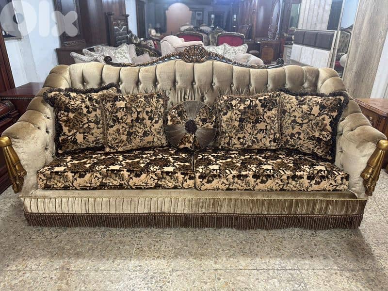 طقم كنبايات حفر خشب زان ملكي خمس قطع وطاولة 0