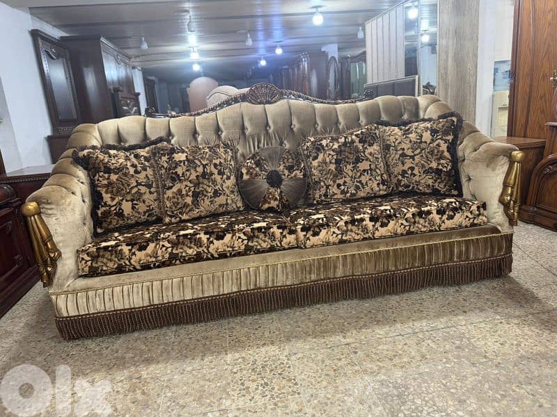 طقم كنبايات حفر خشب زان ملكي خمس قطع وطاولة 1