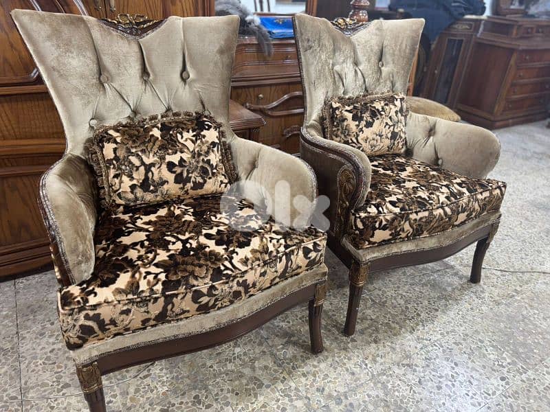 طقم كنبايات حفر خشب زان ملكي خمس قطع وطاولة 2