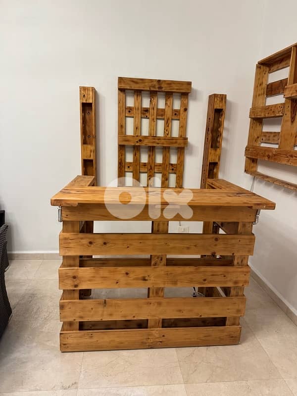 Bar with hanging shelves 1