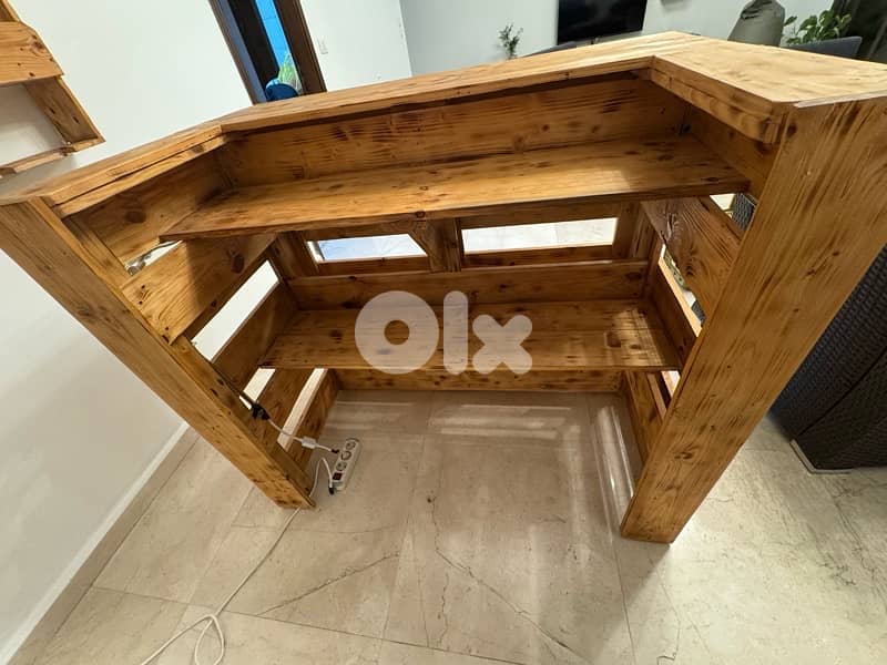 Bar with hanging shelves 2