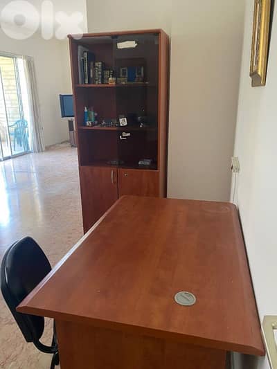 مكتب شبه جديد مع كرسي ومكتبه