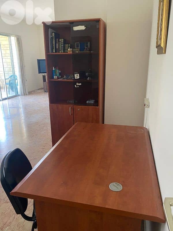 مكتب شبه جديد مع كرسي ومكتبه 0