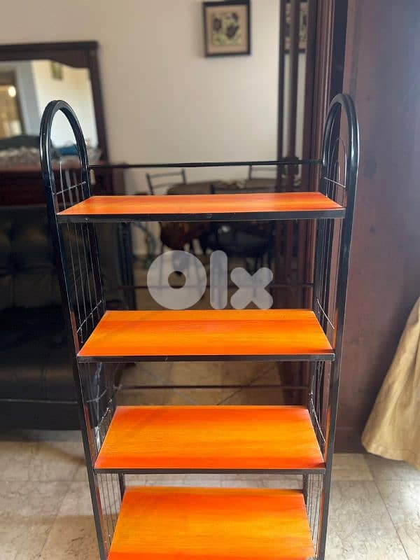 ستاند خمس رفوف عا شكل انتيك حلو كتير السعر ٤٨ دولار ت ٠٣٣٢٠٠٣٦ 0