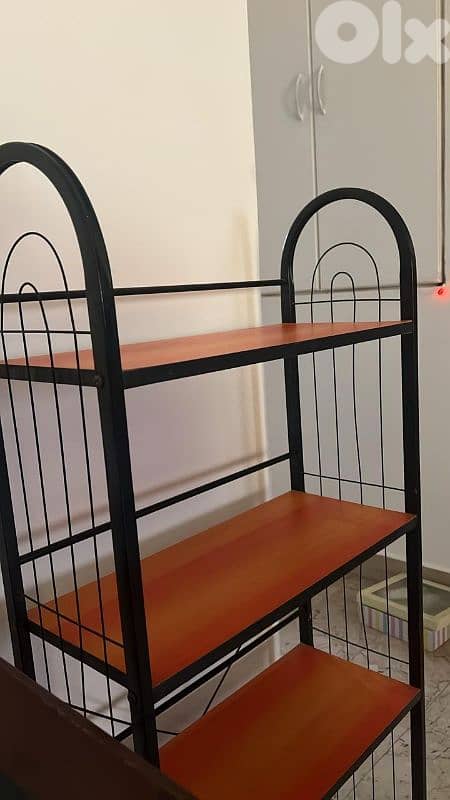 ستاند خمس رفوف عا شكل انتيك حلو كتير السعر ٤٨ دولار ت ٠٣٣٢٠٠٣٦ 1