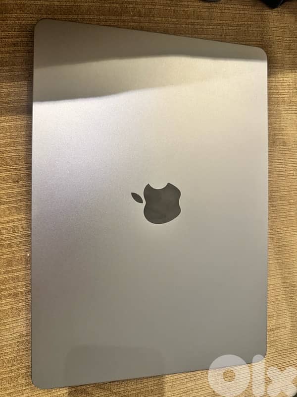 MacBook Air 13.6” M2 (Model A2681) 1