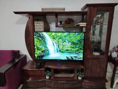 مكتبة كبيرة مع ازاز