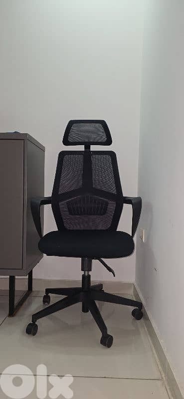 Ergonomic Mesh Office Chair with Headrest – Excellent Condition 0