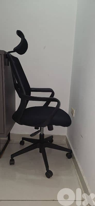 Ergonomic Mesh Office Chair with Headrest – Excellent Condition 1