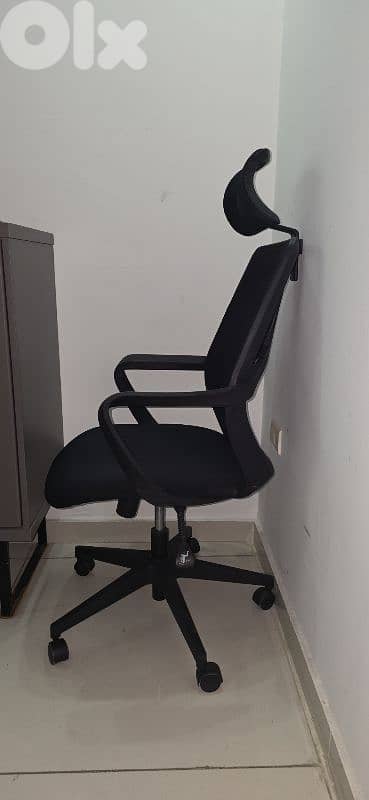 Ergonomic Mesh Office Chair with Headrest – Excellent Condition 3