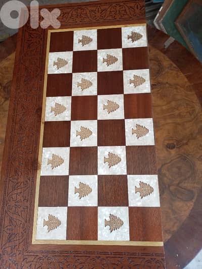 تشكيلة طاولات زهر مطعّمة مصدّفة