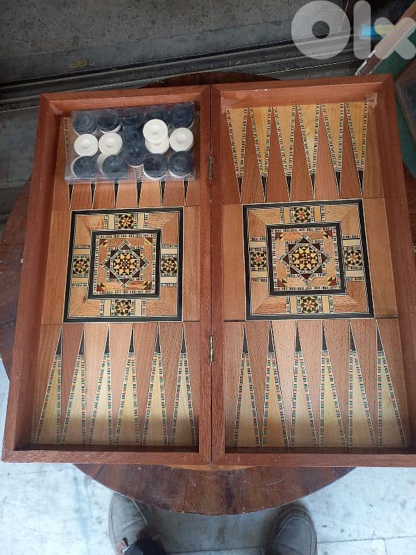 تشكيلة طاولات زهر مطعّمة مصدّفة 1