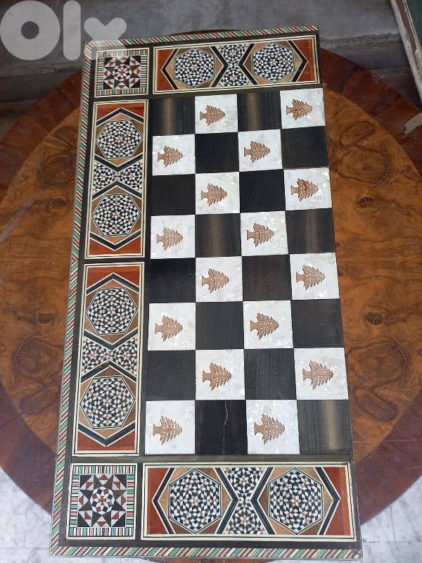 تشكيلة طاولات زهر مطعّمة مصدّفة 3