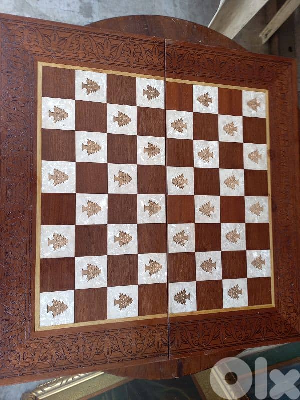 تشكيلة طاولات زهر مطعّمة مصدّفة 4