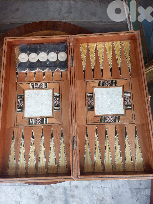 تشكيلة طاولات زهر مطعّمة مصدّفة 6