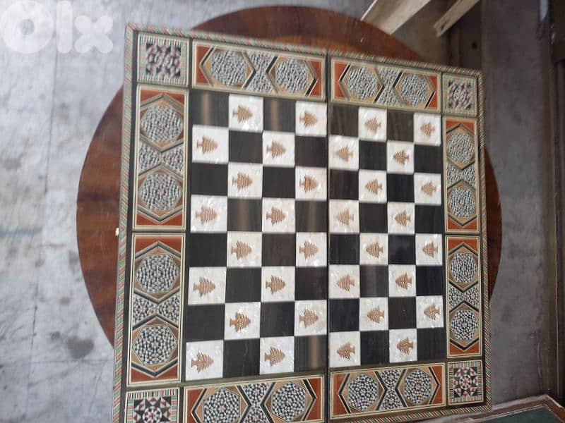 تشكيلة طاولات زهر مطعّمة مصدّفة 7