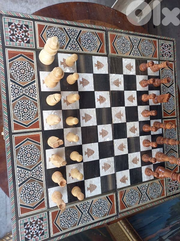 تشكيلة طاولات زهر مطعّمة مصدّفة 8