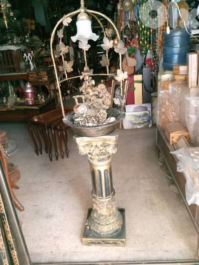 نافورة ماي قديمة مع عامود رازين