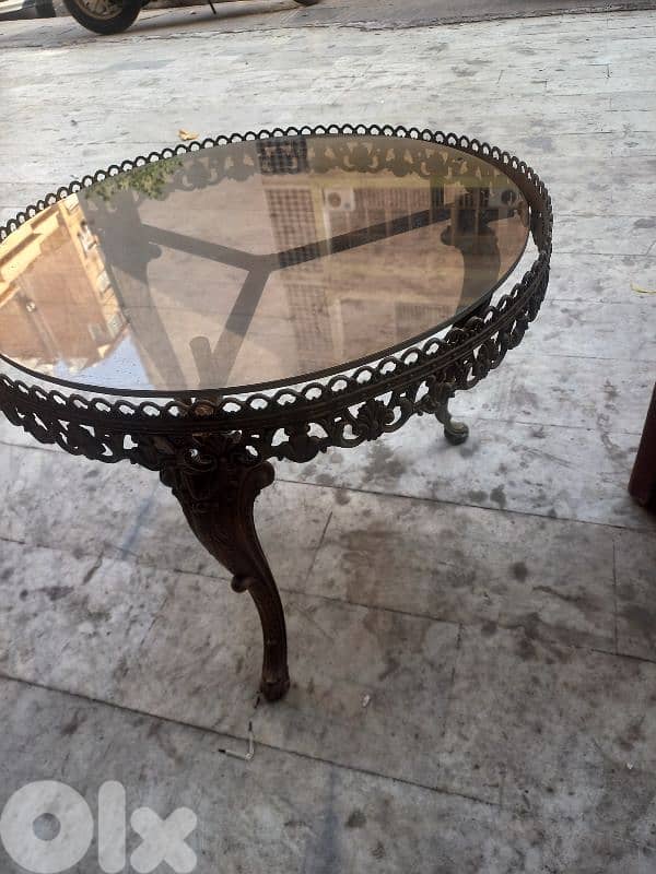 طاولة نحاس مبرومة قديمة 0