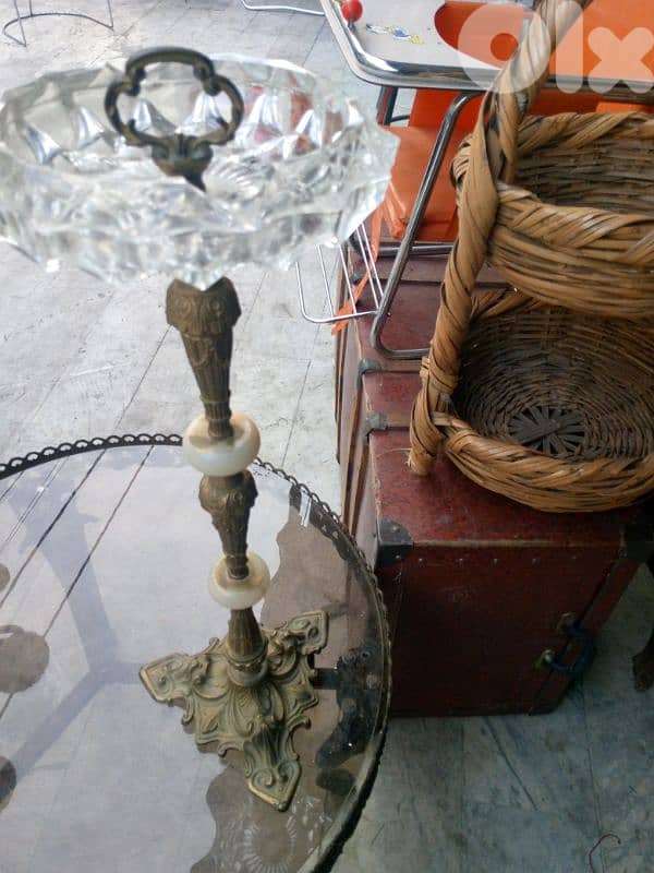 منفضة عامود نحاس مطعّم أونيكس 0