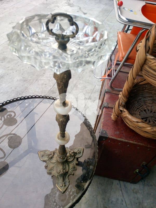 منفضة عامود نحاس مطعّم أونيكس 1