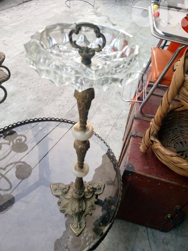 منفضة عامود نحاس مطعّم أونيكس 2