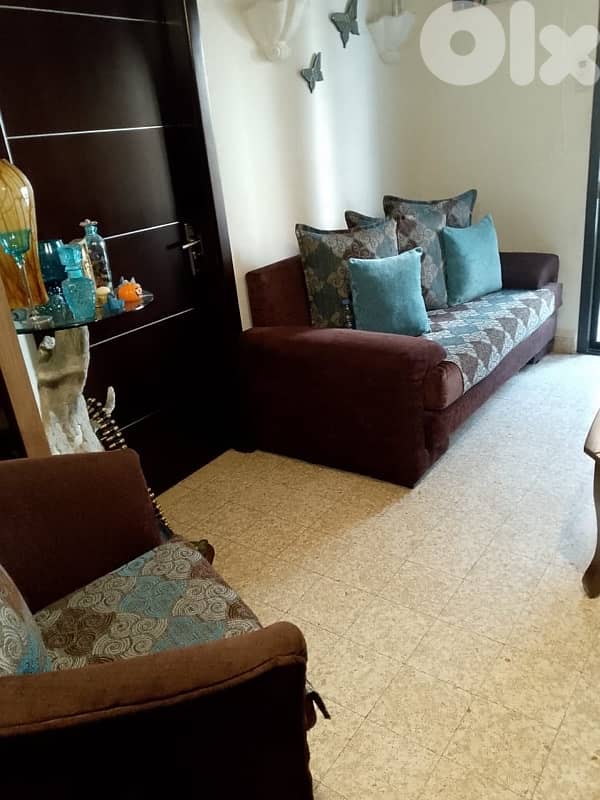 صالون للبيع مستعمل بحاله جديديدة مع اغطية حماية 1