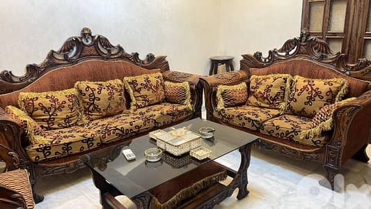 صالون للبيع