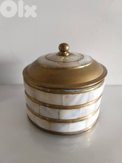 Elegant Shell/Brass Jewelry box