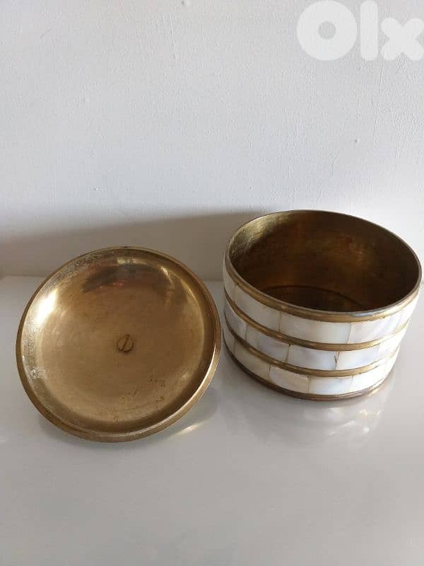 Elegant Shell/Brass Jewelry box 3