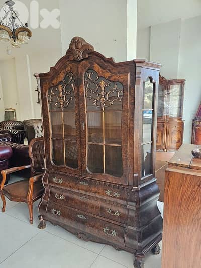 فيترين فرنسية مميزة انتيك خشب جوز رائعة جدا مميزة