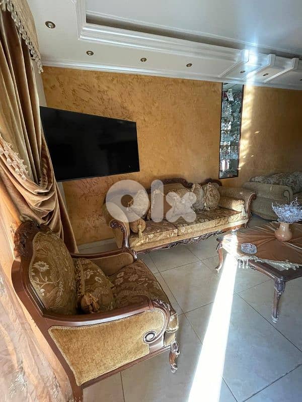 صالون ستيل ١ كبيرة ٤ صغار مع طاولة بحالة ممتازة ٥٥٠$ 1