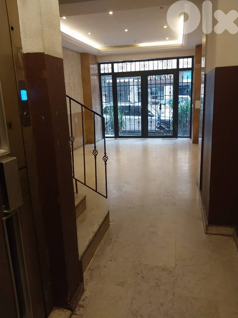 شقة للبيع في عين الرمانة 0