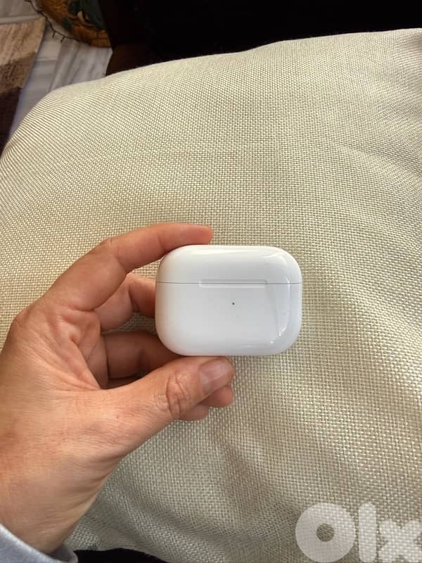 Airpods Pro 2 charging case 0