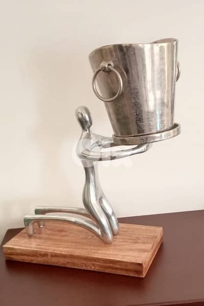 قطعة ديكور مع سطل ثلج