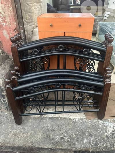 تخوت ماليزي خشب زان عدد 3 مع فرشات اسفنج شبه جديد