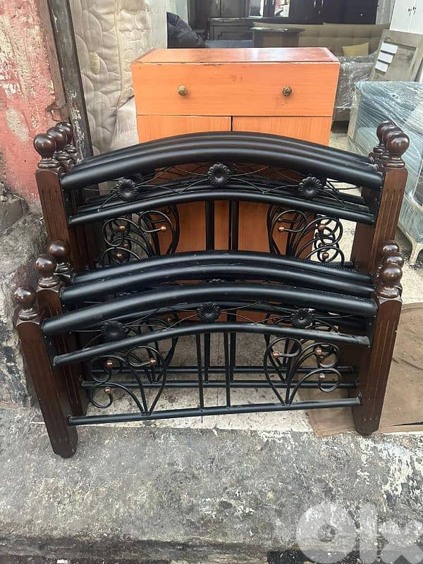 تخوت ماليزي خشب زان عدد 3 مع فرشات اسفنج شبه جديد 1